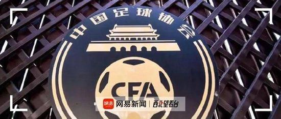 美国一处置想中的郊外社区，贝瑞特一家糊口于此。女主人莱丝（凯丽·拉塞尔 Keri Russell 饰）斑斓肃静严厉，是一位精悍的地产中介；男主人丹尼尔（乔什·汉弥尔顿 Josh Hamilton 饰）则正处在事业的瓶颈期，心中布满焦灼和不安。两个儿子杰西（达科塔·高尤 Dakota Goyo 饰）和山姆（卡丹·洛吉特 Kadan Rockett 饰）玩皮可爱，豪情笃深。某个夜晚，贝瑞特家通往院子的拉门被打开，冰箱内的食品被人弄得参差不齐。仿佛从这一天起，各种异状便接连在这户人家呈现。小山姆宣称有外星人来抵家中，但贝瑞特佳耦和保全职员仿佛却将家中一系列事务看成孩子的恶作剧。怪事愈演愈烈，远远超越孩子所能操控的范围，本相事实若何……
